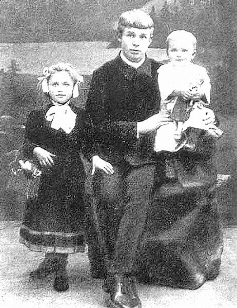 С.Есенин с сестрами. 1912г.